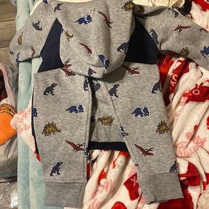 Full set, size 24M, has dinosaurs on it.